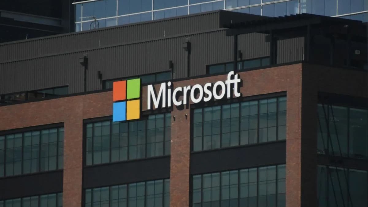 Logotipo da Microsoft em uma tela, representando inteligência artificial em computadores