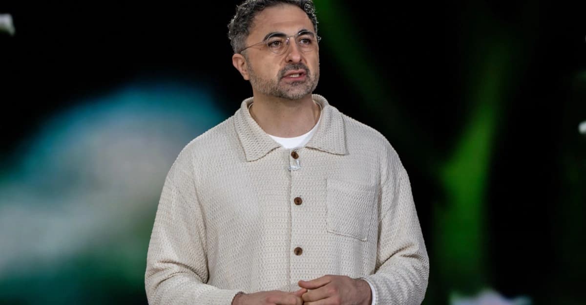 Mustafa Suleyman em um evento da Microsoft sobre inteligência artificial