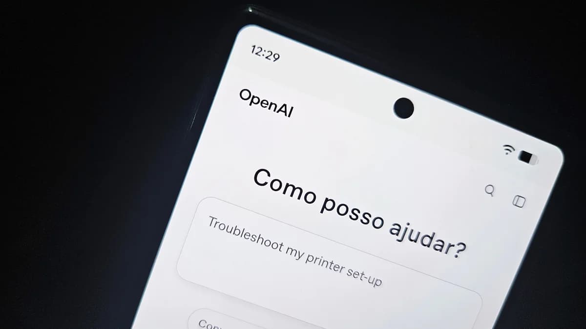 Site da OpenAI exibido em um celular