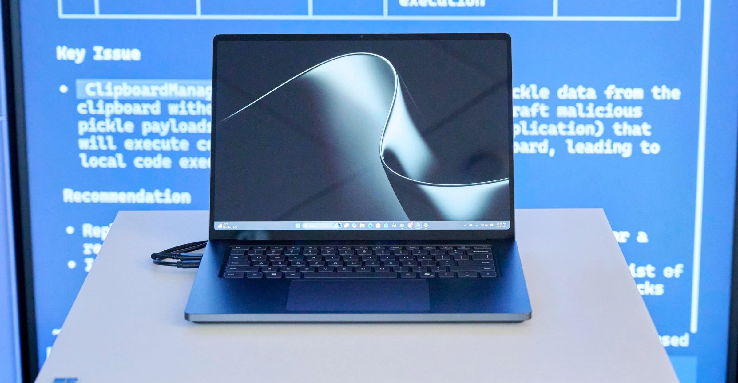 Notebook Microsoft Surface Laptop Ultra aberto mostrando sua tela