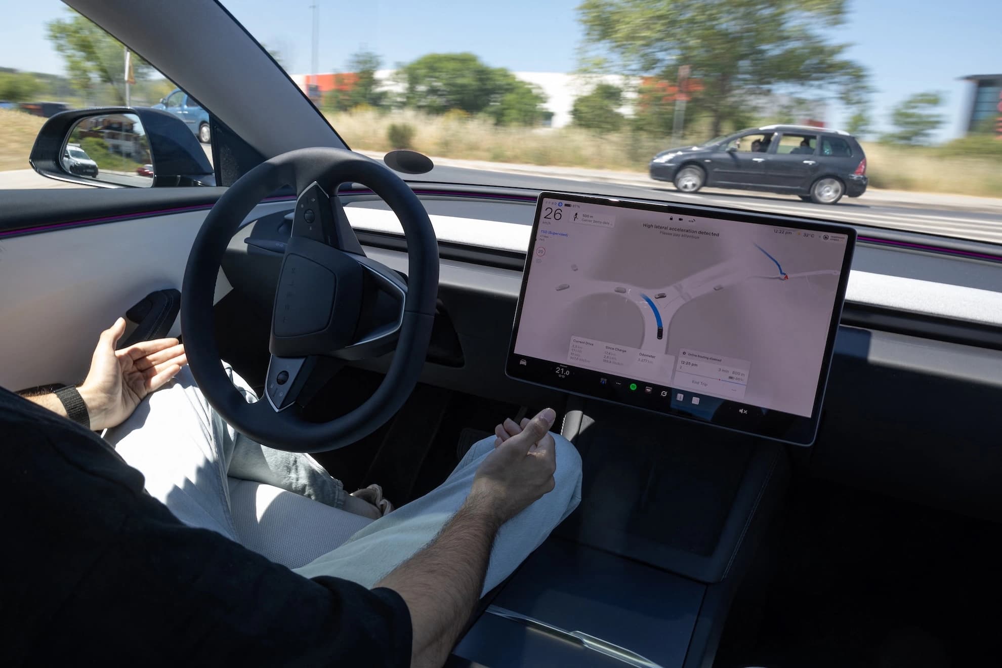 Motorista testa o sistema de direção assistida da Tesla em uma estrada na Espanha