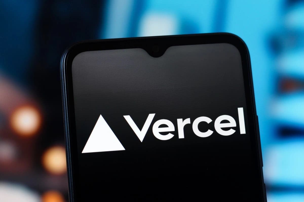 Logo da Vercel exibido na tela de um smartphone