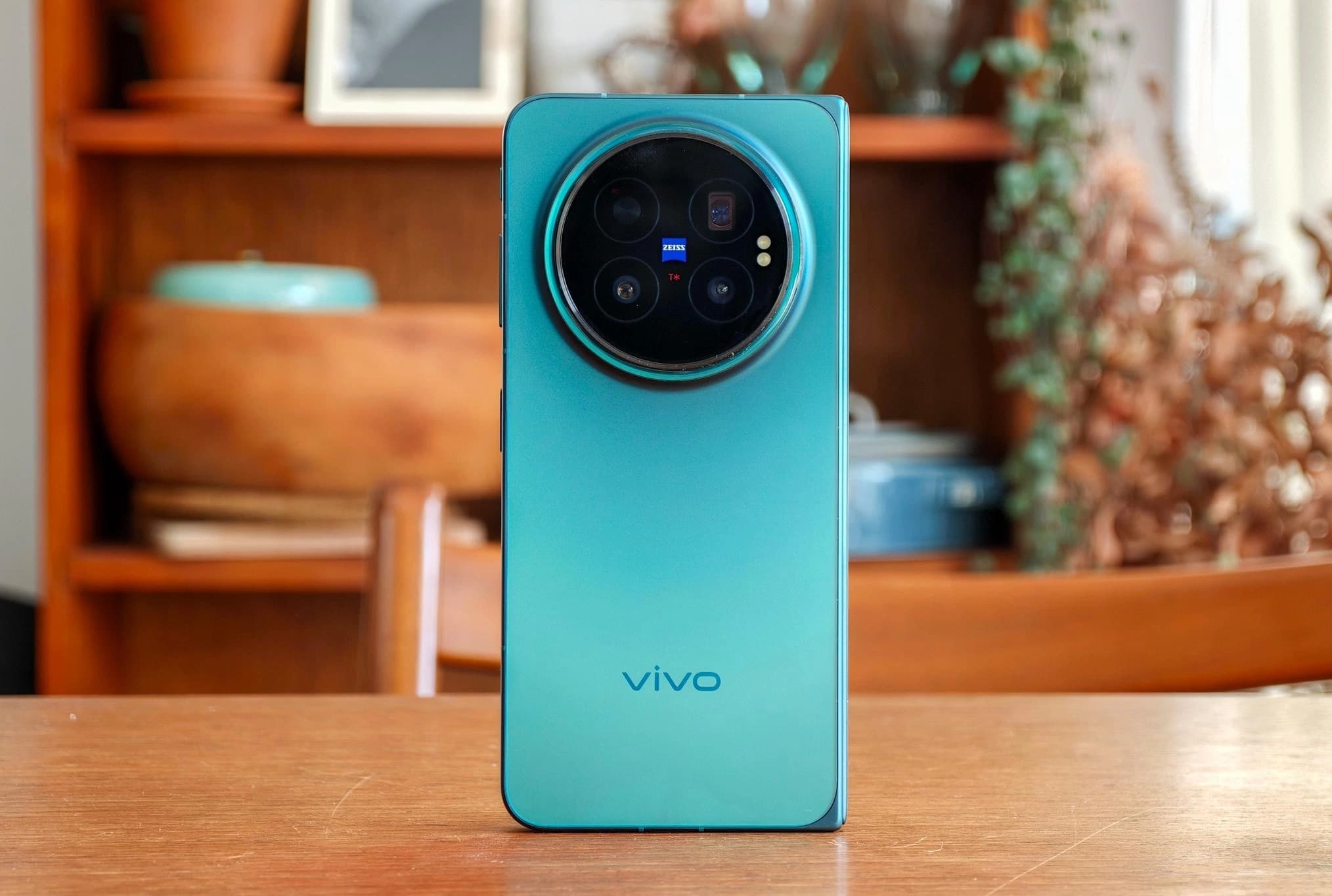 Celular dobrável Vivo X Fold 6 aberto, mostrando suas duas telas