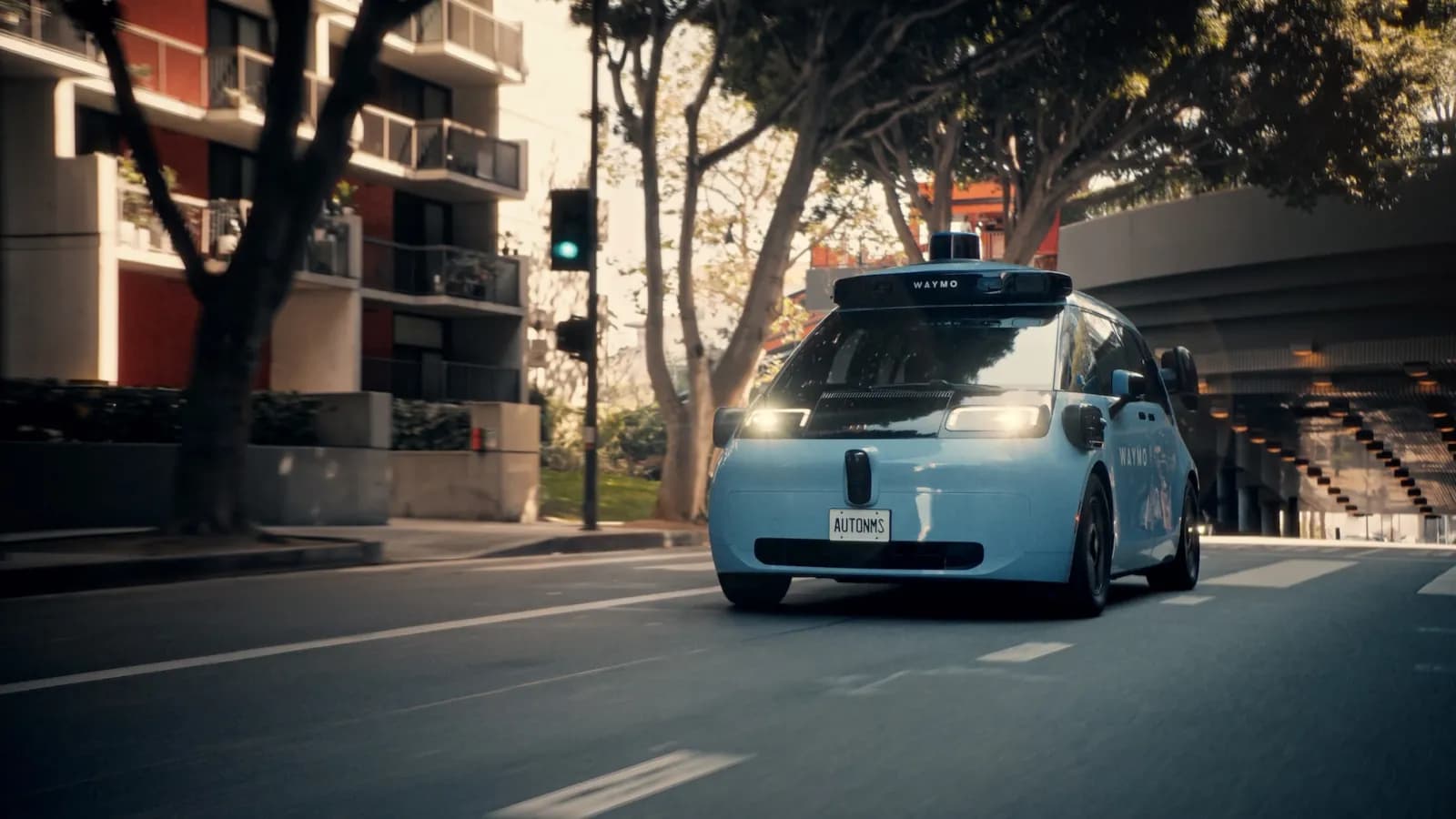 Veículo autônomo da Waymo usado na matéria sobre a expansão de robotáxis para o Canadá